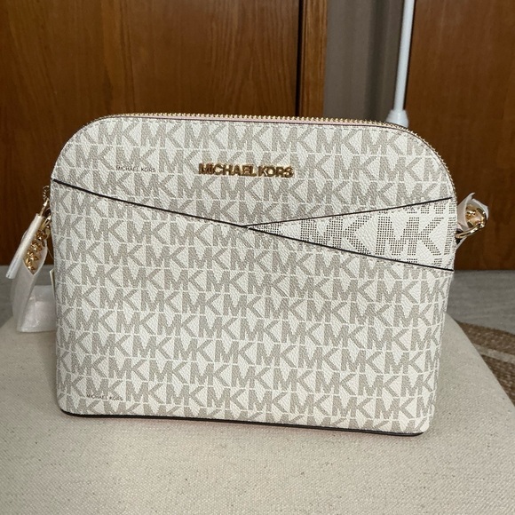 Michael Kors Handbags - Michael Kors Jet Set Large Dome Crossbody